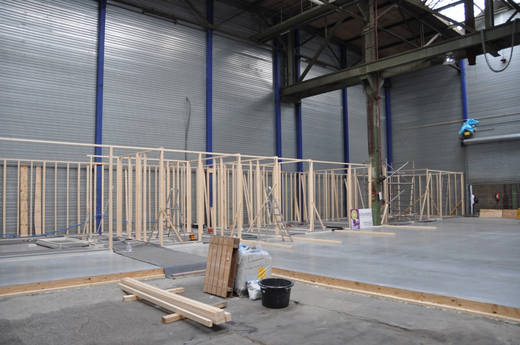 Structure of the dressing rooms with the boards locking in the sand in front